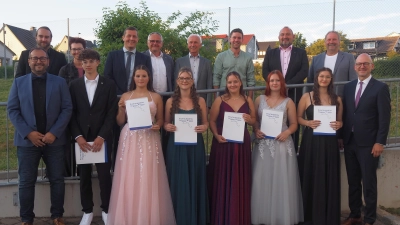 Mit einem Wertgutschein wurden die Jahrgangsbesten Bastian Müller (1,8), Franziska Plonka (1,8), Sophia Köstler (1,6), Antonia Pinzer (1,9), Heidi Müller (1,6) und Bella Bauer (1,2) (erste Reihe, von links) ausgezeichnet. Zu den herausragenden Leistungen gratulierten Rektor Alexander Köstler und Klassenleiter Martin Nickl (vorne rechts und links), die Bürgermeister der Schulverbandsgemeinden (hinten, von rechts) Bernhard Schindler, Oliver Becher, Florian Prechtl (in Vertretung für Franz Tauber), Peter König, Hubert Kraus, Johannes Prechtl sowie die Elternbeiratsvorsitzende Nicole Bühlmeyer und Klassenelternsprecher Lorenz Brunner. (Bild: Sophia Popp)
