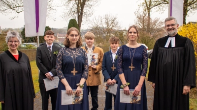 V.l.n.r Dipl. Rel. Päd. Engelhardt,Tim Rogozinnikov, Anna Wolf, Maximilian Roll, Charlie Wehe, Irina Risch, Pfr. Trentini. (Bild: Stephanie Risch)