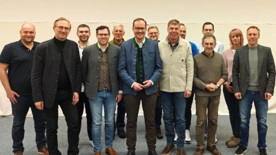 Die Vorstandschaft der CSU Oberviechtach wurde einstimmig bestätigt. Die Führung liegt weiterhin bei Tobias Ehrenfried (mitte) mit seinen Stellvertretern Peter Pirzer (3. v. l.) und Jochen Schneider (3. v. r). MdL Alexander Flierl (2. v. l.) und Listenkandidat Stephan Thomas (r) gratulieren.  (Bild: Georg Severin Lang )