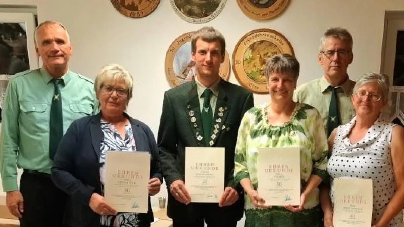 Das Bild „Koenigschiessen Sieger 2026.jpg“ zeigt von links:<br>Mathias Söllner Gewinner Ehrenscheibe, den neuen König in der Schützenklasse Ralf Krützfeldt, Elias Ott Jugendkönig und Sieger Jugendehrenscheibe, Alexander Hein 1.Sieger auf Meister, Julian König Jugendpokal, Ernst Neumann 1.Sieger auf Glück, Lars Forschepiepe Schützenpokal und die 1.Vorsitzende Birgit Wohlrab.<br>Das Bild „Koenigschiessen Ehrungen 2026.jpg“ zeigt von links:<br>Vorstandsmitglied Michael Böx, Ursula Völkl 50 Jahre, Stefan Heindl 25 Jahre, Ute Böx 50 Jahre, Schützenmeister Wolfgang Wohlrab, und Birgit Wohlrab 40 Jahre. (Bild: Thomas Völkl)