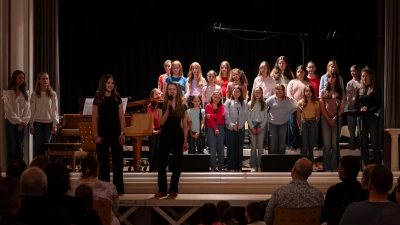 Katharina Papp und Sarah Kredler führten charmant durch das Programm. Der Unterstufenchor hat seinen Auftritt. (Bild: Hendrik Rosenboem)