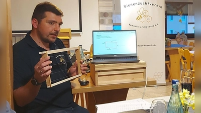 Christian Wolf erklärt den Aufbau eines Rähmchens  (Bild: Christine Dötsch)