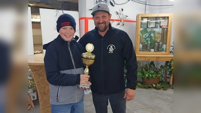 Kiener Michael mit 1. Vorsitzenden Patrick Schmid bei der Preisverleihung. (Bild: Hans Kiener)