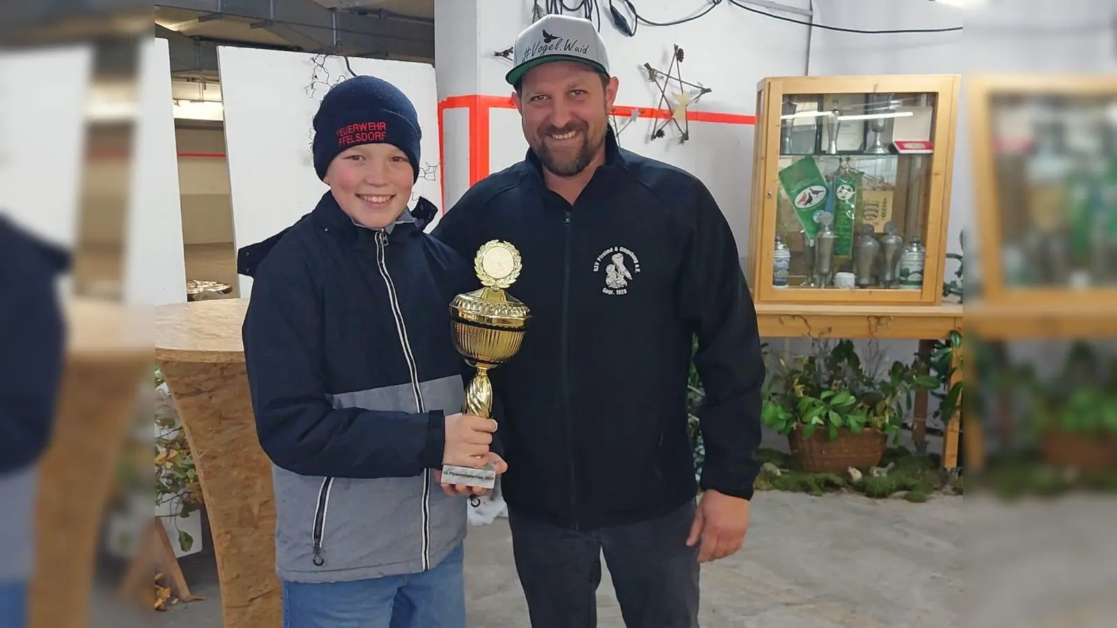 Kiener Michael mit 1. Vorsitzenden Patrick Schmid bei der Preisverleihung. (Bild: Hans Kiener)