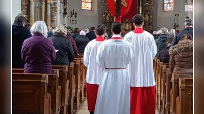 Kreuzerhebung am Karfreitag in St. Dionysius Neunkirchen (Bild: Stefan Diesenbacher)