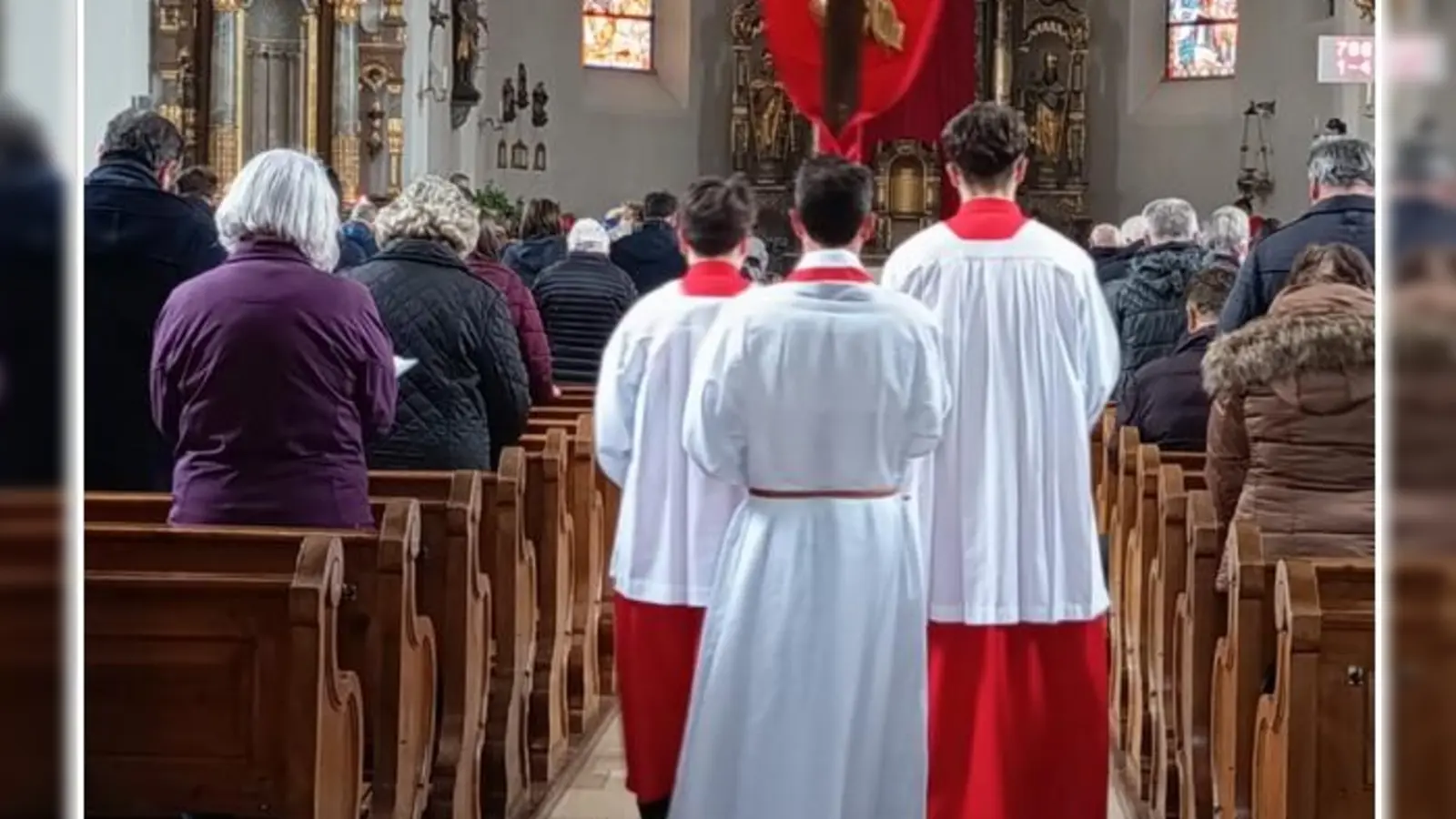 Kreuzerhebung am Karfreitag in St. Dionysius Neunkirchen (Bild: Stefan Diesenbacher)