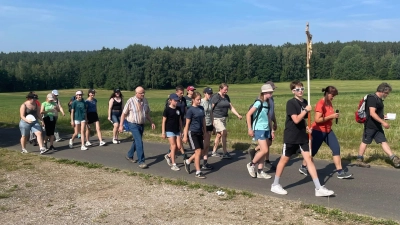 Die Gruppe der Fußwallfahrer kurz vor dem Ziel Fuchsmühl. (Bild: Thomas Kreinhöfner)