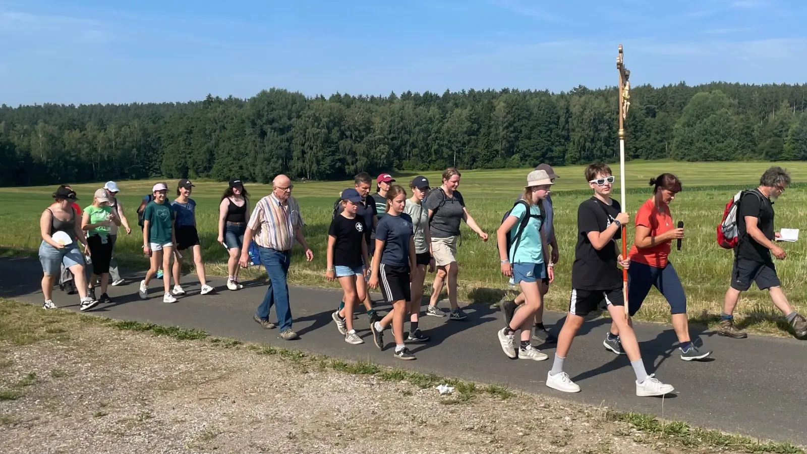 Die Gruppe der Fußwallfahrer kurz vor dem Ziel Fuchsmühl. (Bild: Thomas Kreinhöfner)