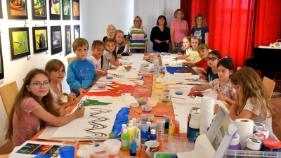 Mit großem Eifer und viel Spaß an der Sache malten 15 Buben und Mädchen beim Ferienprogramm des Kunstvereins Tirschenreuth gemeinsam zwei fünf Meter lange Leinwände aus. Auch die Betreuerinnen Petra Schicker, Petra Gehring, Kerstin Rumswinkel und Christine Michl ( v. li. vorne) hatten ihre Freude an den durchwegs sehr braven, interessierten und fleißigen Kindern.  (Bild: Ulla Britta Baumer)