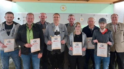 Von links: Thomas Popp, Joachim Fiedler, Robert Kahl, Kurt Reger, Wolfgang Kraus, Kathrin Schmid, Walter Heindl, Tobias Heindl, Bernhard Wenning. (Bild: Benjamin Wenning)