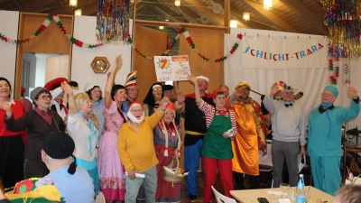 Das Schlichter Senioren-Faschingsmärchen endete in einer rauschenden Party, an der sich auch „Popeye” Bürgemeister Hans Martin Schertl und „Märchenkönig” Pater Jimmy Joseph (5. und 3. v. re.) beteiligten. (Bild: Christian Trummer)