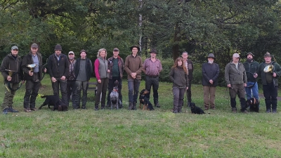 Mitglieder der KG KEM im BJV Hundeführer und Bläser, vor der QBP. im Hessenreuther Wald. V.l. 4. Christoph Hübner, 7. Herbert Tretter, 9. Andreas Schiedlofsky, 11. Hubert Mühlhofer, 12. Dr. Wolfgang Schinner. (Bild: Andreas Schiedlofsky)