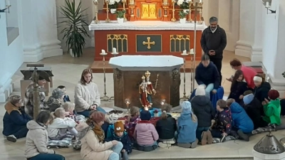 Um die Rosenkranzkönigin vor dem Volksaltar versammelten sich die Kinder und erhielten nach dem Gebet den Segen von Pater Jo Jovilla-Kurian (Bild: Sieglinde Schärtl)