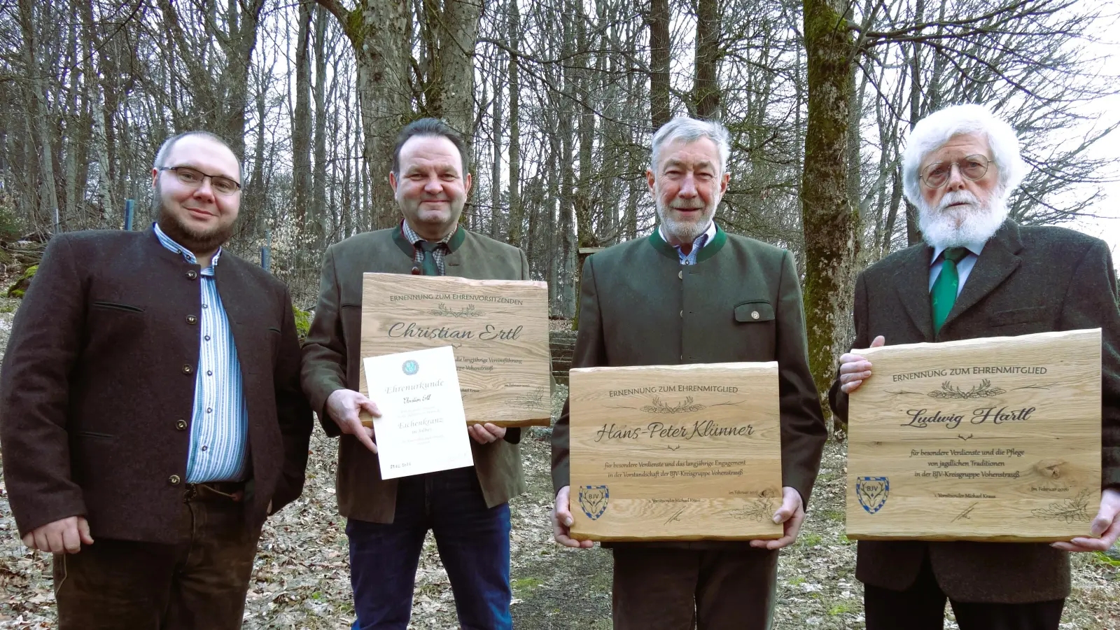 ( v. l. n. r. ) Erster Vorsitzender Michael Kraus gratuliert Christian Ertl, Hans-Peter Klünner und Ludwig Hartl zu ihren Ernennungen und Auszeichnungen. (Bild: Florian Forster)