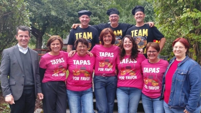 Das Orga-Team in ihren spanischen Outfits mit unserem Pfarrer Thomas Kohlhepp (Bild: Beate Suttner)