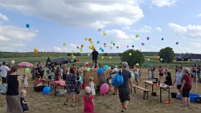 Mit großem Hallo ließen die Kinder wieder die bunten Luftballons am Familienfest der SRK in die Lüfte steigen. (Bild: Stefan Weidner)