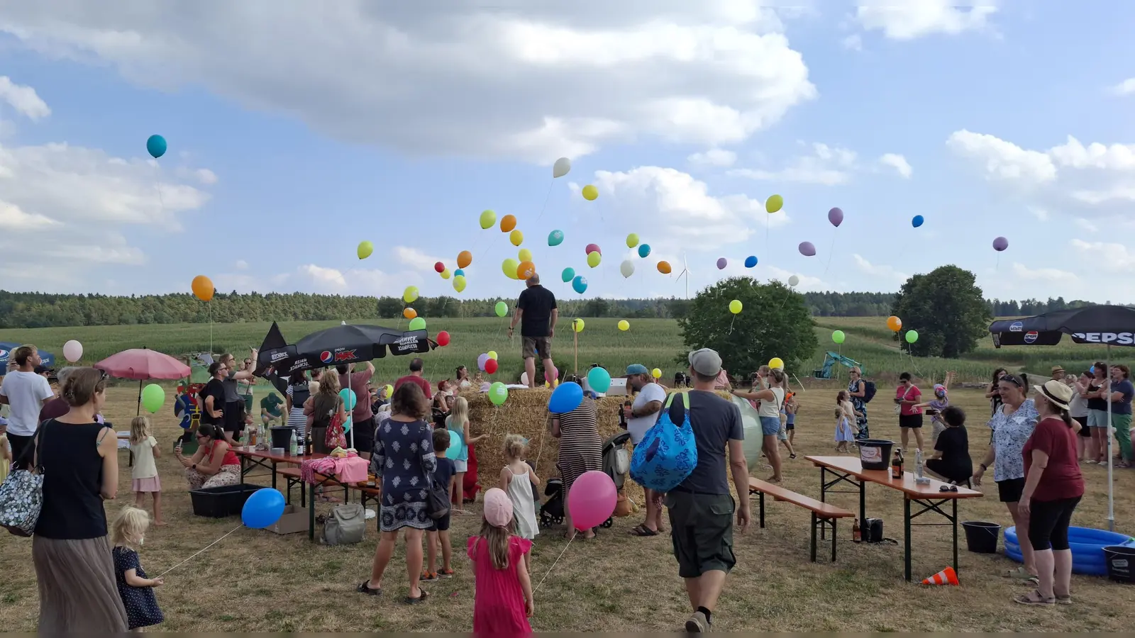 Mit großem Hallo ließen die Kinder wieder die bunten Luftballons am Familienfest der SRK in die Lüfte steigen. (Bild: Stefan Weidner)