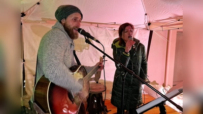 Musik bei der Dorfweihnacht. Tine Steinhauser (rechts) wird die Besucher gewohnt „beswingt” in den Advent begleiten.  (Archivbild: R. Kreuzer)