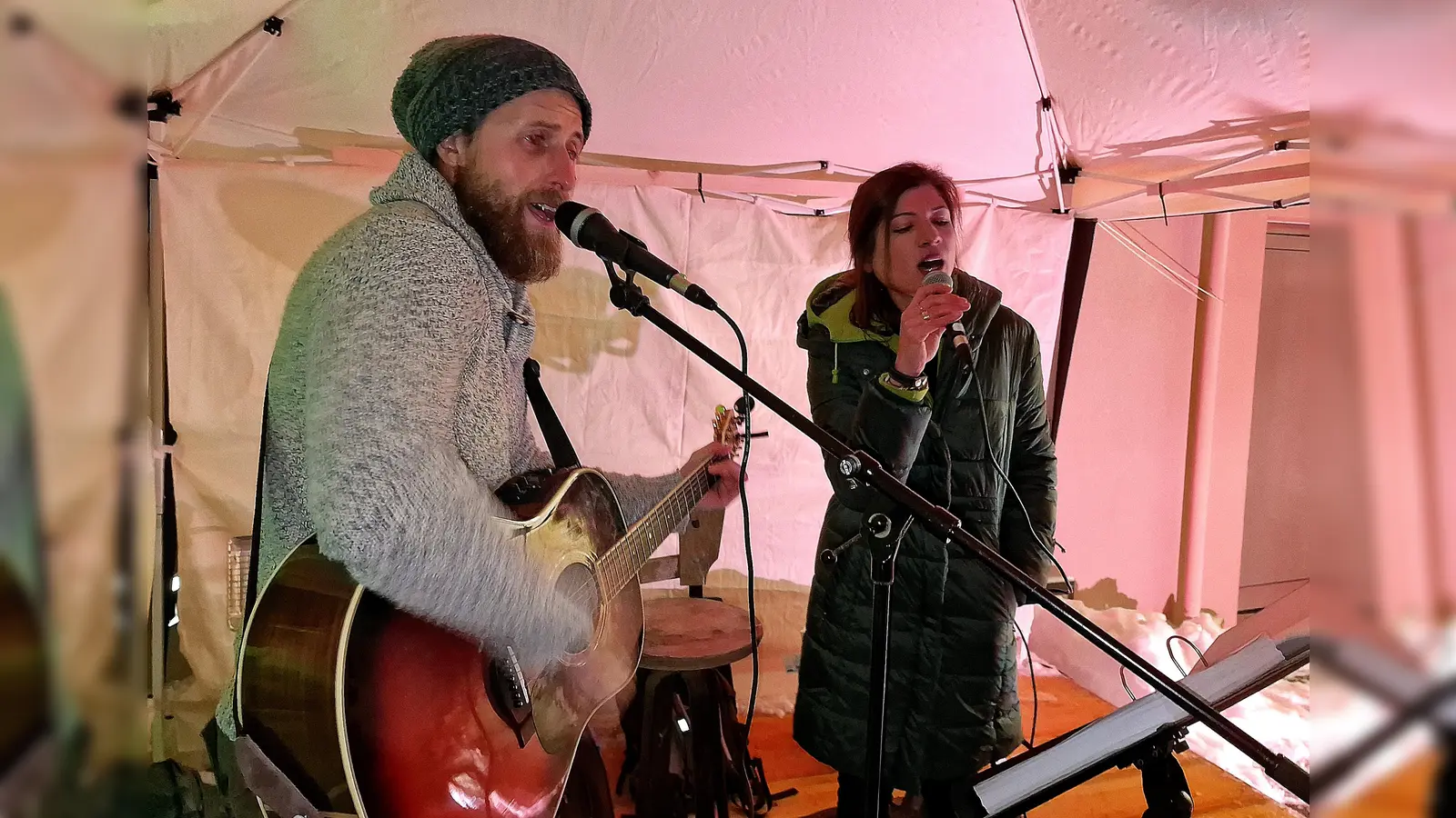 Musik bei der Dorfweihnacht. Tine Steinhauser (rechts) wird die Besucher gewohnt „beswingt” in den Advent begleiten.  (Archivbild: R. Kreuzer)