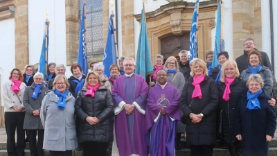 Nach dem Festgottesdienst zum 70jährigen Bestehen des Frauenbundes Vilseck ging es mit den Fahnenabordnungen zur Feierstunde ins Pfarrheim. (Unten v.l.) Führungsteam-Sprecherin Monika Mrosek, stellv. Diözesanvorsitzende Kerstin Aufschneider, Diakon Dieter Gerstacker und Stadtpfarrer Hrudaya Madanu, Führungsteam-Mitglieder Birgit Götz, Susanne Liermann und Anita Hentschke. (Bild: Rosi Hasenstab)