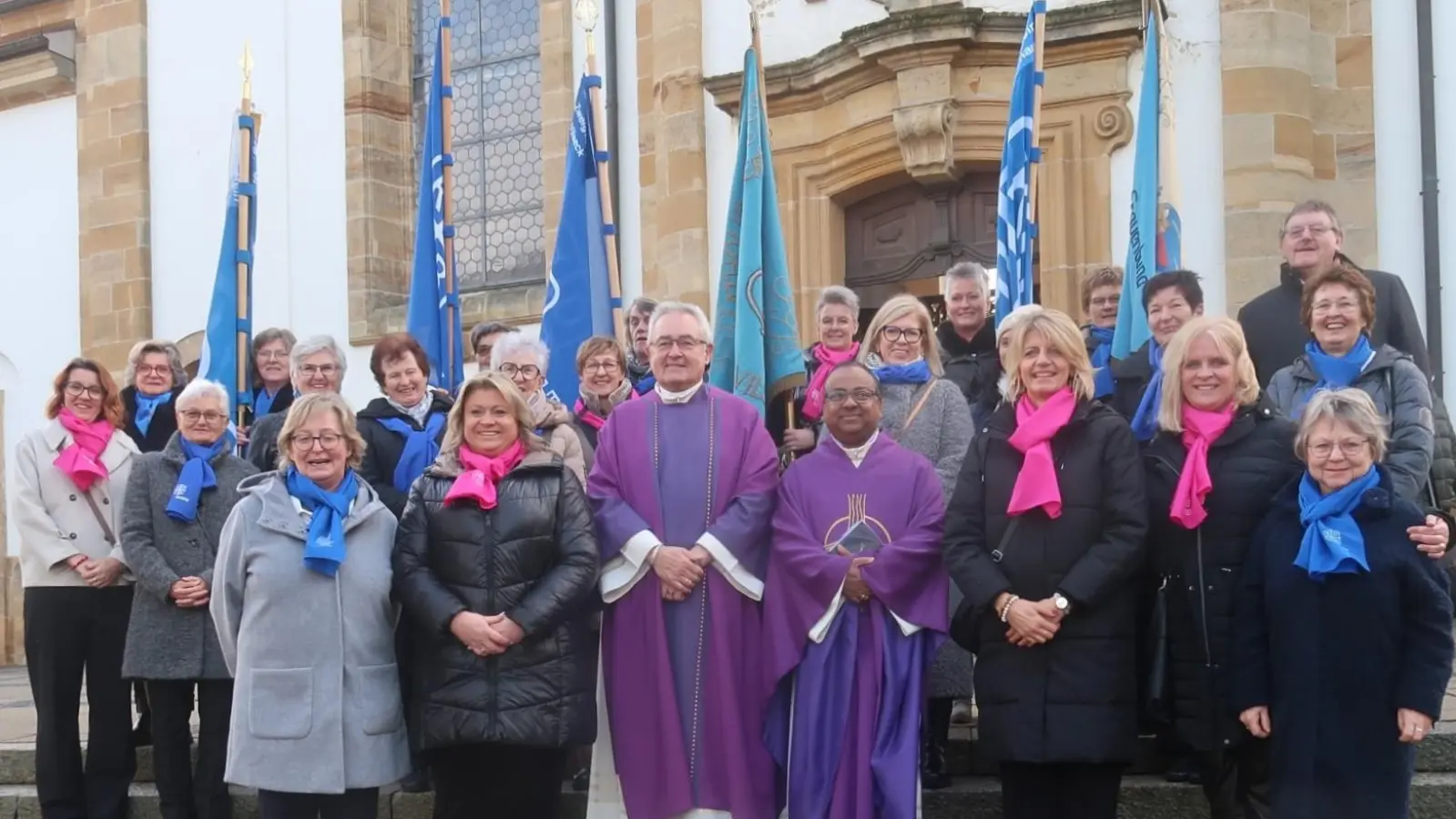 Nach dem Festgottesdienst zum 70jährigen Bestehen des Frauenbundes Vilseck ging es mit den Fahnenabordnungen zur Feierstunde ins Pfarrheim. (Unten v.l.) Führungsteam-Sprecherin Monika Mrosek, stellv. Diözesanvorsitzende Kerstin Aufschneider, Diakon Dieter Gerstacker und Stadtpfarrer Hrudaya Madanu, Führungsteam-Mitglieder Birgit Götz, Susanne Liermann und Anita Hentschke. (Bild: Rosi Hasenstab)
