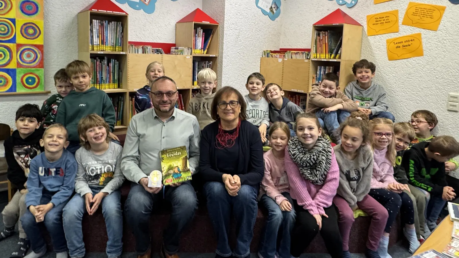 Die erste Klasse der Grundschule Waidhaus zusammen mit 1. Bürgermeister Markus Bauriedl und der Leiterin der Bücherei Gertie Kreuzer (Bild: Gertie Kreuzer )