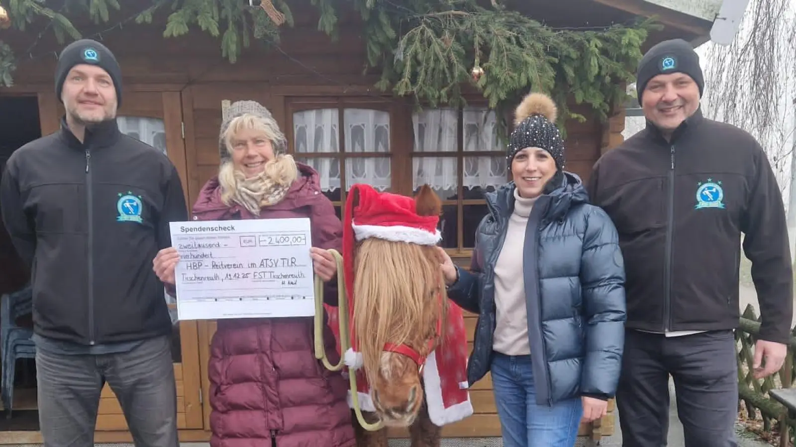 Spendenübergabe Erlös FST Winterzelt 2025. v.l. Holger Neid (FST), Susi Schuller (HBP), Steffi Zeus (ATSV Reiten), Jürgen Haidl (FST). (Bild: Holger Neid)