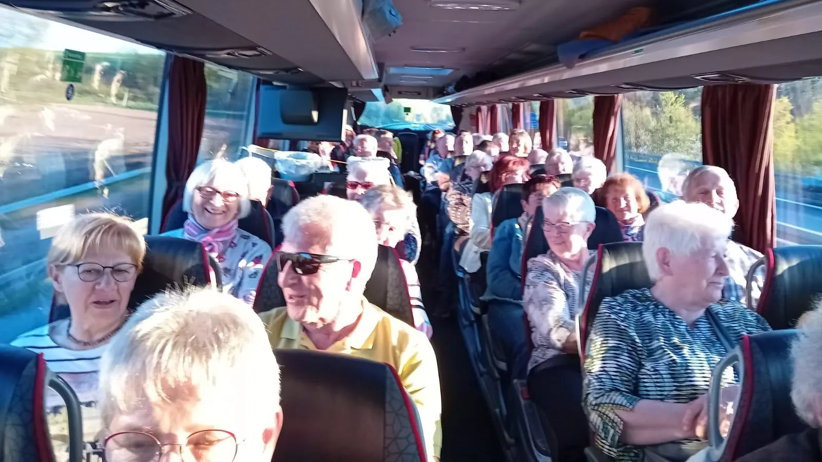 Gut gelaunte Senioren mit jeder Menge süßer Genüsse im Gepäck beim Halbtagesausflug ins Altmühltal des kath. Seniorenkreises Pfarrei St. Jakob Mitterteich. (Bild: Michaela Panzer)