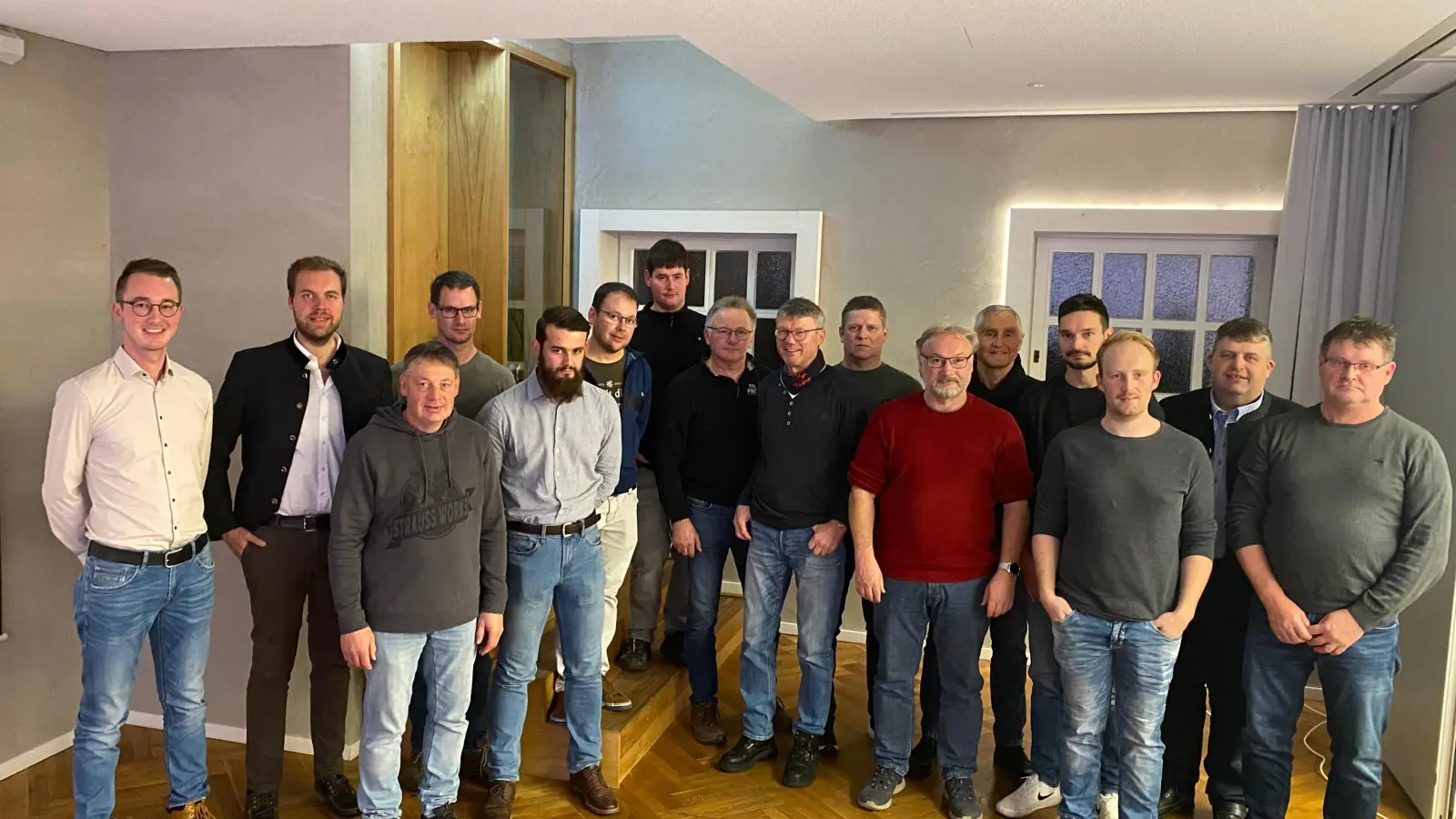 Gruppenfoto der neu gewählten Obleute der WBV Illschwang/Birgland gemeinsam mit Revierleiter Kevin Kraus (1. von links), Abteilungsleiter Matthias Meier (2. von links), dem 1. Vorsitzenden Bernd Ibler (3. von links) sowie dem 1. Bürgermeister von Illschwang, Dieter Dehling (2. von rechts). (Bild: Jürgen Bodendörfer)