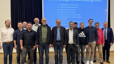 Ortsvorsitzender Roman Schäffler mit der neu gewählten Vorstandschaft der CSU Kemnath. (Bild: Leonhard Zintl)