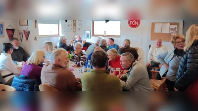 Mit zahlreichen Informationen, bei reger Diskussion und bei persönlichen Gesprächen mit den Besuchern warteten die Kandidaten der „Irchenriether Bürgerliste“ auf. (Bild: Albert Gruber)