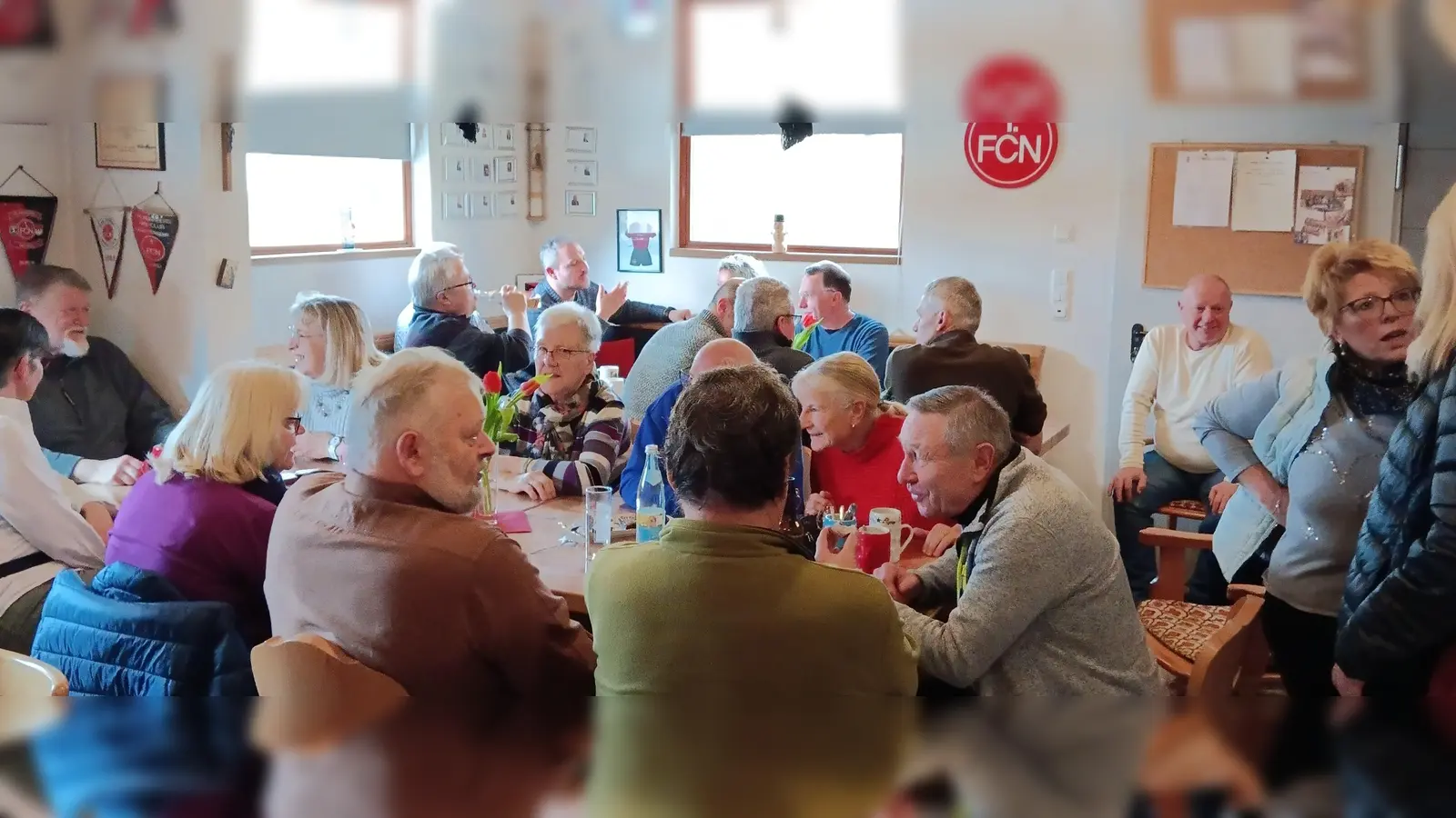 Mit zahlreichen Informationen, bei reger Diskussion und bei persönlichen Gesprächen mit den Besuchern warteten die Kandidaten der „Irchenriether Bürgerliste“ auf. (Bild: Albert Gruber)