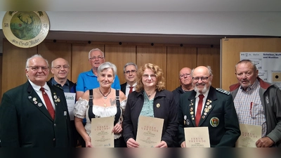 v.l. Schützenmeister Stefan Kraus, Richard Ernstberger, Hubert Bächer, Inge Sellner, Günther Hößl, Doris Sperrer, Michael Schraml, Bruno Salomon, Hans Gradl. (Bild: Antonia Heindl)