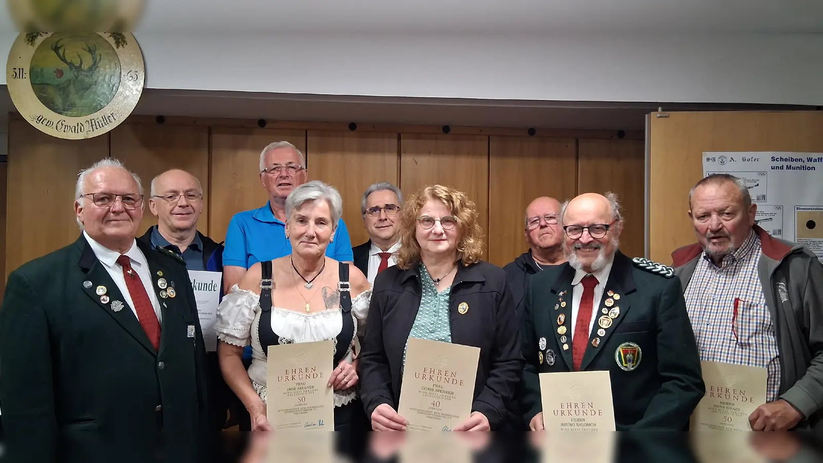 v.l. Schützenmeister Stefan Kraus, Richard Ernstberger, Hubert Bächer, Inge Sellner, Günther Hößl, Doris Sperrer, Michael Schraml, Bruno Salomon, Hans Gradl. (Bild: Antonia Heindl)
