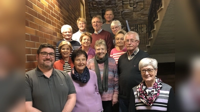 Die Vorstandschaft der KAB, von vorne, links nach rechts: 1. Vorsitzender Dominik Sirtl, Schriftführerin Monika Neubauer, 1. Vorsitzende Gudrun Sirtl. 2. Reihe: Maria Spachtholz, 2. Vorsitzende Angela Hetz, Ludwig Bulawa. 3. Reihe: Klara Grötsch, Inge Garban,Loni Hahn. 4. Reihe: Liane Kolb, Kassier Werner Hahn, Annemarie Bauer und Gerhard Heinrich. (Bild: Gudrun Sirtl)