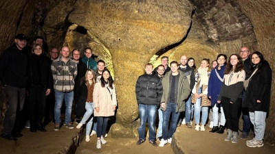 Kolpingsfamilie Waldthurn in geheimnissvollen Schwandorfer Kellergängen (Bild: Andrea Weig)