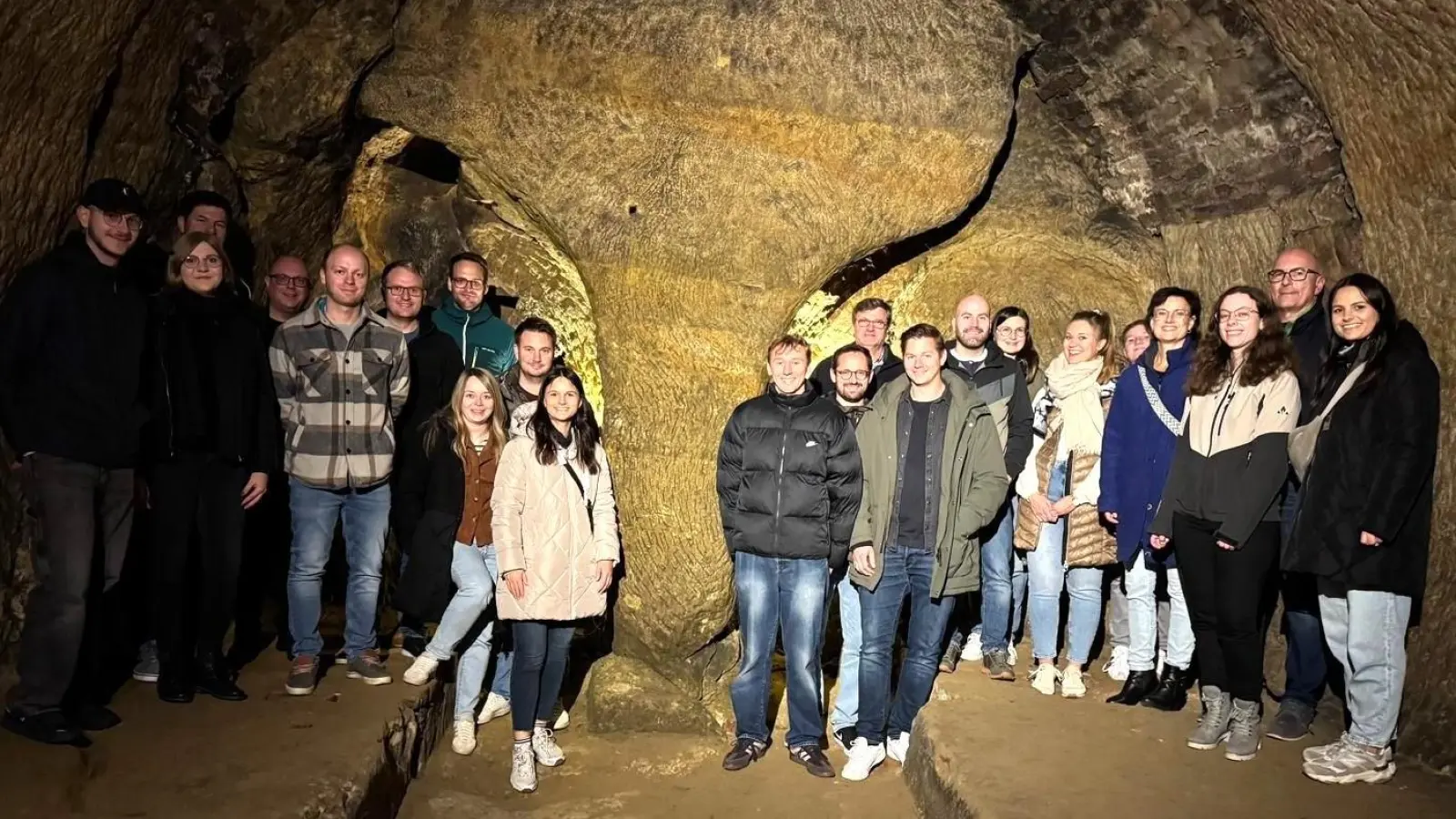 Kolpingsfamilie Waldthurn in geheimnissvollen Schwandorfer Kellergängen (Bild: Andrea Weig)