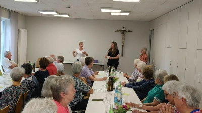 Zweite Bürgermeisterin Silke Bauer (vorne links) hebt den Stellenwert des Generationencafès hervor und übergibt eine Spende an Silke Wurzer. (Bild: Siegfried Bock)