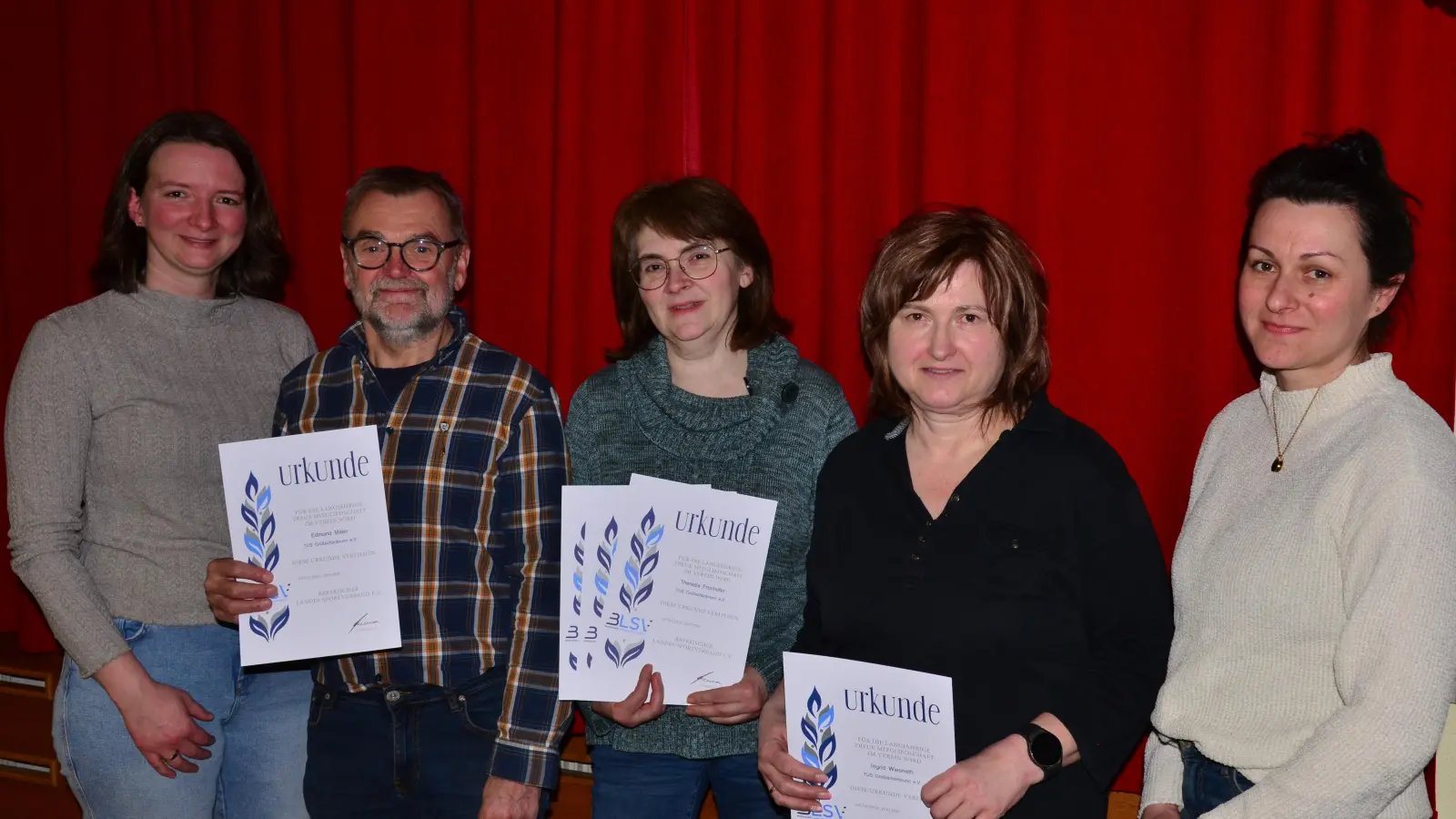 Die anwesenden geehrten Mitglieder des TUS Großschönbrunn mit Vereinsvertretern Von links nach rechts: Susanne Bauer (1. Vorsitzende), Edmund Maier, Theresia Fronhofer, Ingrid Wiesneth und Daniela Lukas (2. Vorsitzende). (Bild: Susanne Bauer)