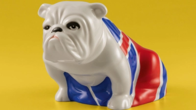 Der heimliche MI6-Agent. Er bellt nicht, schießt nicht und trinkt garantiert keinen Martini. Und gehört doch zum Kreis der Kinofilm-Agenten. Der grimmig dreinblickende „Jack the Bulldog“ ist seit seinem Auftritt bei James Bond eine der wohl bekanntesten Porzellanfiguren der filmischen Kriminalgeschichte. Figur „Jack the Bulldog“, Royal Doulton, Stoke-on-Trent. (Bild: Andreas Gießler)