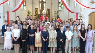 Hwst. H. Weihbischof Dr. Josef Graf mit Ortpfarrer Thomas Kohlhepp, Pfarrvikar Robert Amadu, den Firmteam und den Firmlingen der Pfarreiengemeinschaft Mantel-Neunkirchen (Bild: Karl Hofmann)