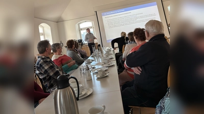 Referent Thilo Winter vorne links stehend (Bild: Leonie Schmarander)