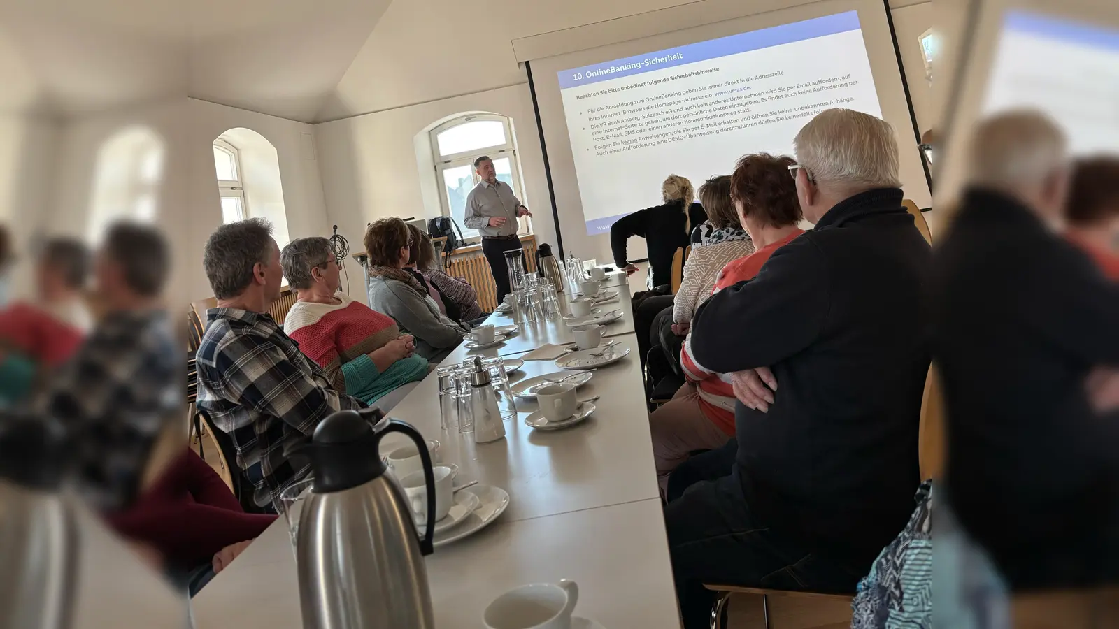 Referent Thilo Winter vorne links stehend (Bild: Leonie Schmarander)