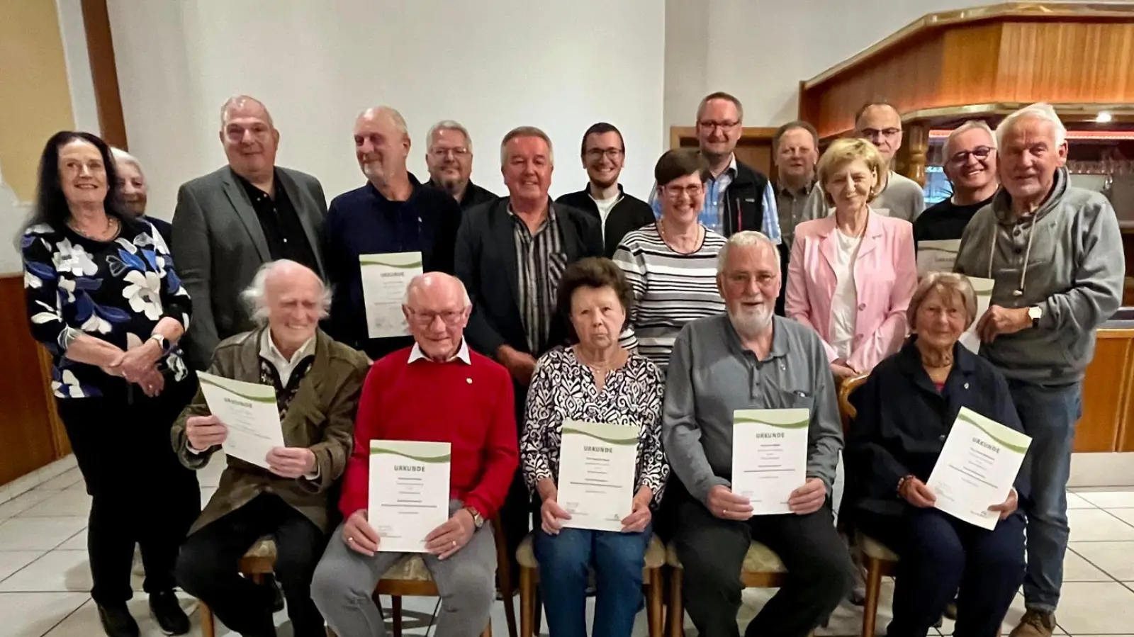Siedlergemeinschaft Rothenstadt-Fichtenbühl mit den Ehrengästen und Geehrten.  (Bild: Gisela Chacon )