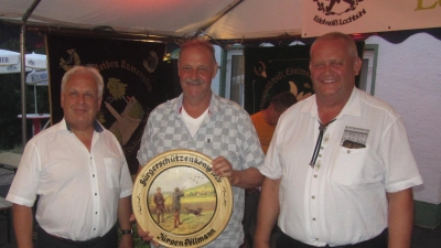 Bürgerschützenkönig Jürgen Pöllmann (Mitte) mit Bürgermeister Helmut Voit (links) und Schützenmeister Albert Sturm (rechts). (Bild: Christian Schindler)