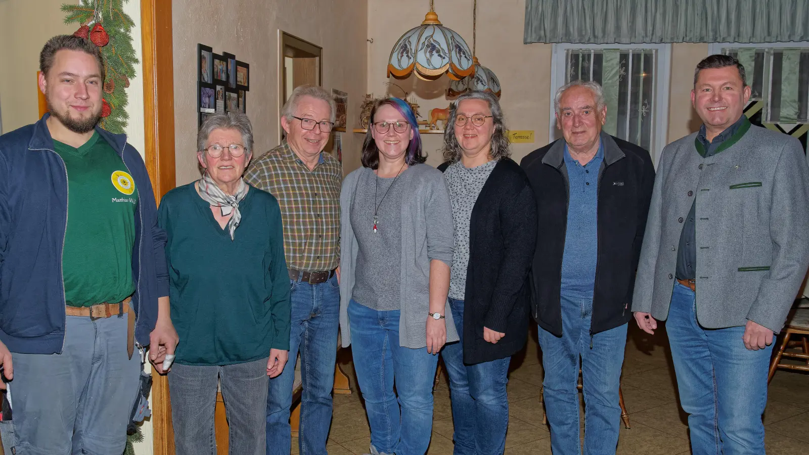 Von links: Matthias Weiß-Zimmermann, Christa Hanauer, 1. Vorsitzender Max Müllhofer, Maria Herrmann, Elisabeth Herrmann, Reinhold Janker und Bürgermeister Rainer Rewitzer. (Bild: Thomas Enslein)