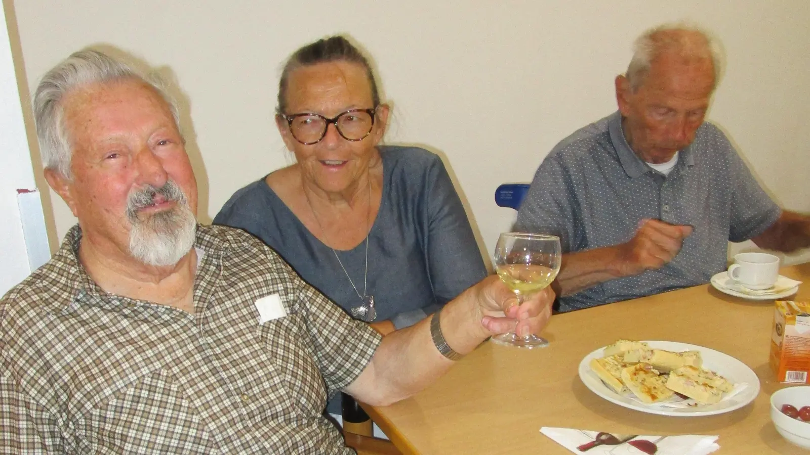Bewohner und Angehörige genossen das diesjährige Weinfest im Marienheim (Bild: Daniela Donhauser)