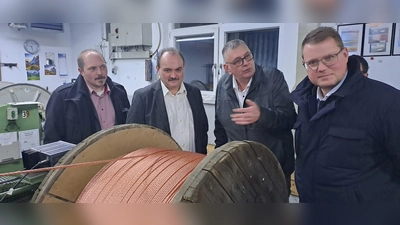 MdL Holger Grießhammer zu Gast im Drahtwerk Waidhaus. V.l.n.r.: MdL Holger Grießhammer, Bürgermeisterkandidat Reinhold Kraus, Waidhaus, Bürgermeisterkandidat Georg Zierer, Eslarn, Marktrat Rudolf Grundler - alle SPD (Bild: Johannes Zeug)