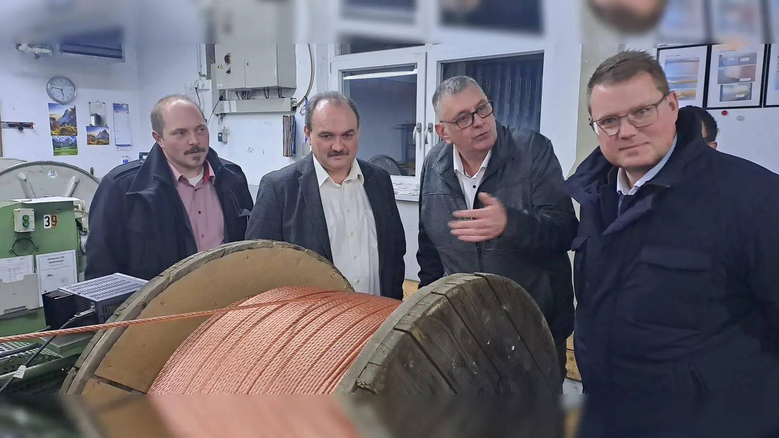 MdL Holger Grießhammer zu Gast im Drahtwerk Waidhaus. V.l.n.r.: MdL Holger Grießhammer, Bürgermeisterkandidat Reinhold Kraus, Waidhaus, Bürgermeisterkandidat Georg Zierer, Eslarn, Marktrat Rudolf Grundler - alle SPD (Bild: Johannes Zeug)