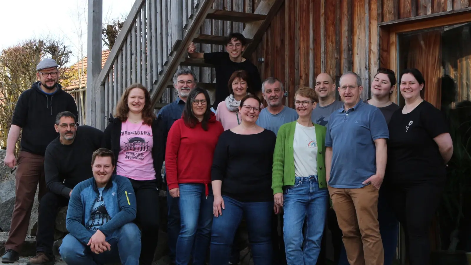 Bild: H. Scharl, Mitwirkende der Theatergruppe der DPSG Ensdorf: v.l. F. Mischke, J. Berschneider, Th. Scharr, L. Fischer, J. Hahn, B. Scharr, J. Rester, S. Scharl, Th. Hofmann, W. Scharl, M. Roppert, J. Lehr, H. Scharl, A. Braun, L. Braun. (Bild: Herbert Scharl)